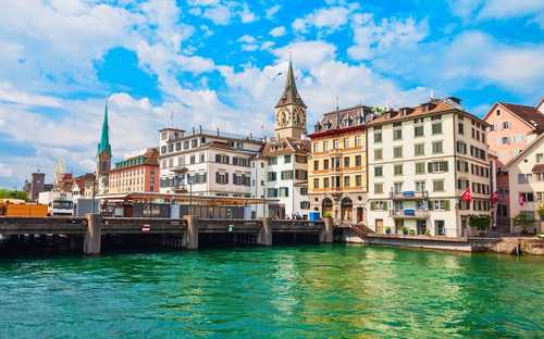 Bus touristique à ciel ouvert au lac de Zurich