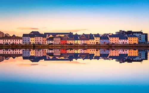 Circuit en bus touristique de Galway Bus touristique côtoyant la mer à Galway