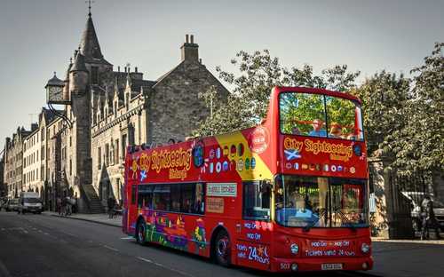 Bus touristique à ciel ouvert du château d'Édimbourg