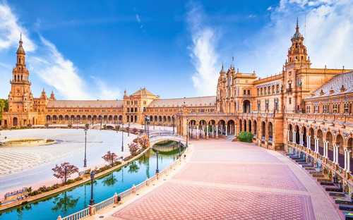 Bus à ciel ouvert sur la Plaza de España à Séville