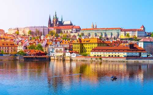 Bus touristique à ciel ouvert au château de Prague
