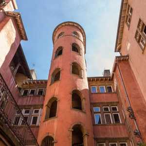 Montez dans le bus à toit ouvert à Lyon, France – Découvrez monuments, attractions et lieux secrets avec un tour hop-on hop-off en 2026