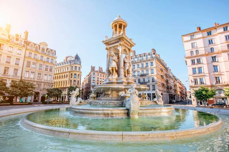 Meilleurs tours en bus touristiques à Lyon – Billets flexibles, itinéraires multiples et attractions immanquables de Lyon en 2025 Meilleurs tours en bus touristiques à Lyon, France – Points d'intérêt populaires, trésors cachés et vues panoramiques de Lyon en 2025