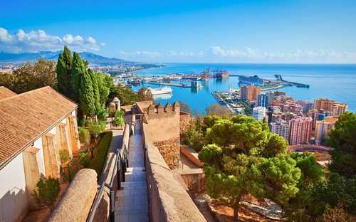 Bus touristique à ciel ouvert à l'Alcazaba de Málaga